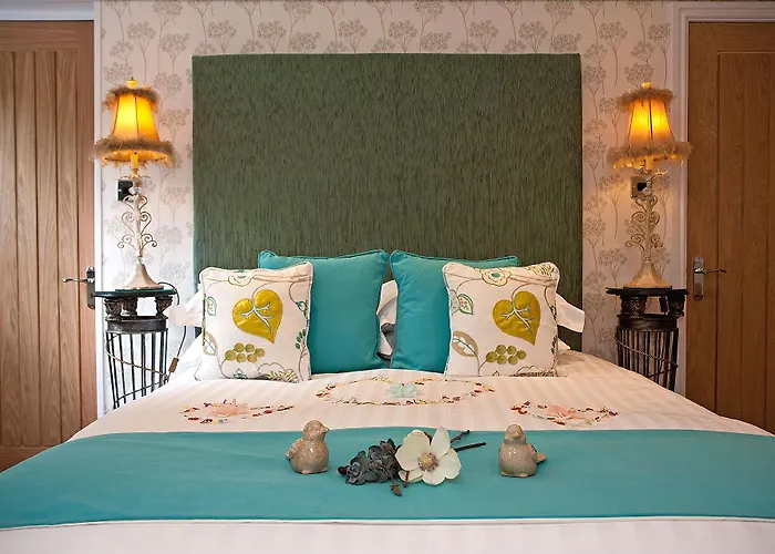 Aphrodites Group - Luxury Hot Tub In District!