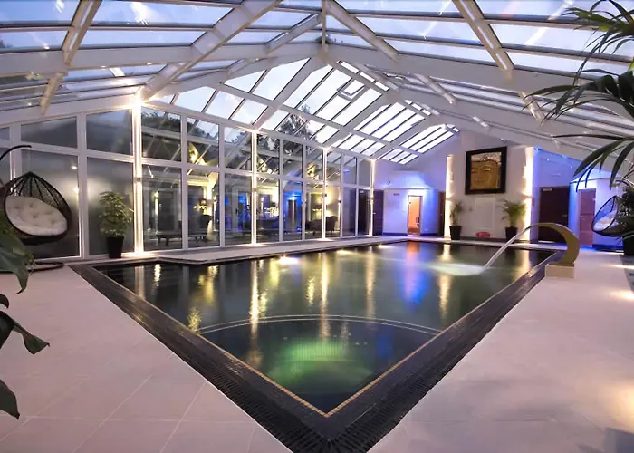 Aphrodites Group - Luxury Hot Tub In District! Hotel