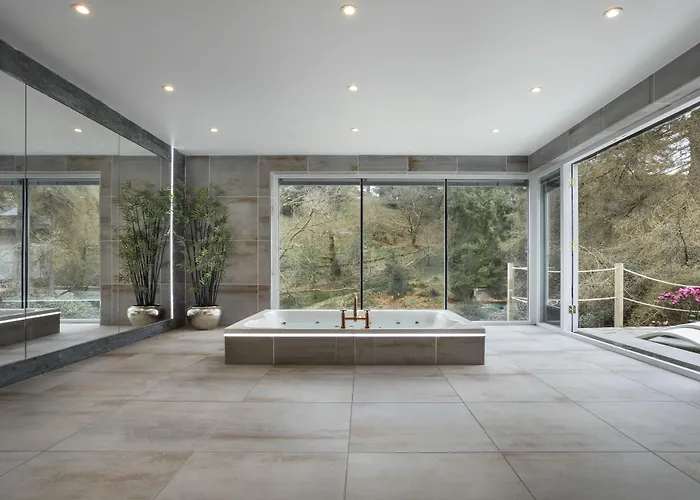 Aphrodites Group - Luxury Hot Tub In District! Hotel