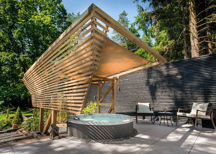 Aphrodites Group - Luxury Hot Tub In District! Hotel