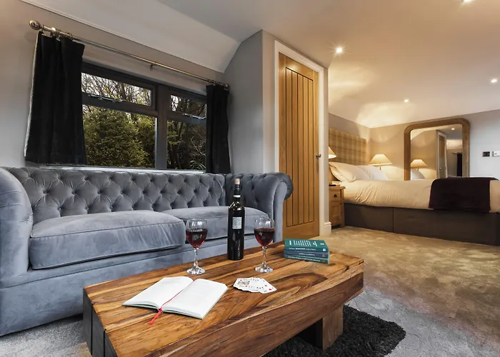 Aphrodites Group - Luxury Hot Tub In District!