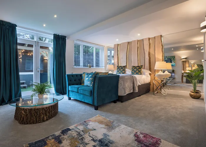 Aphrodites Group - Luxury Hot Tub In District! Hotel