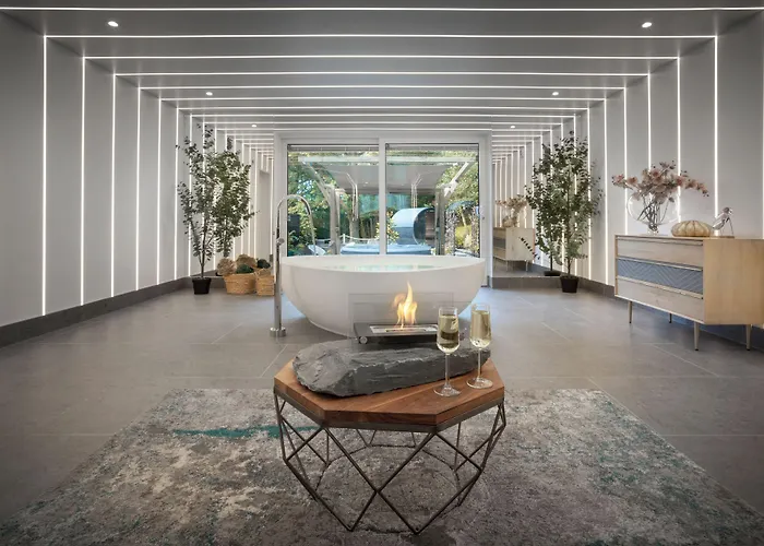 Aphrodites Group - Luxury Hot Tub In District! 5*