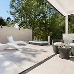 Aphrodites Group - Luxury Hot Tub In District! Hotell 5*