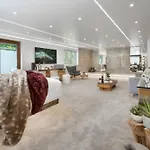 Aphrodites Group - Luxury Hot Tub In District! Hotell 5*