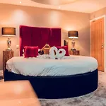 Hotell Aphrodites Group - Luxury Hot Tub In District! 5*