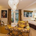 Aphrodites Group - Luxury Hot Tub In District! Hotell