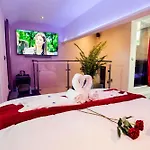 Aphrodites Group - Luxury Hot Tub In District! Hotell Bowness-on-Windermere