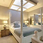 Hotell Aphrodites Group - Luxury Hot Tub In District! 5*